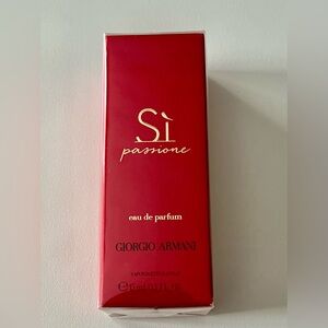 Giorgio Armani Si in Vibrant Red travel size
